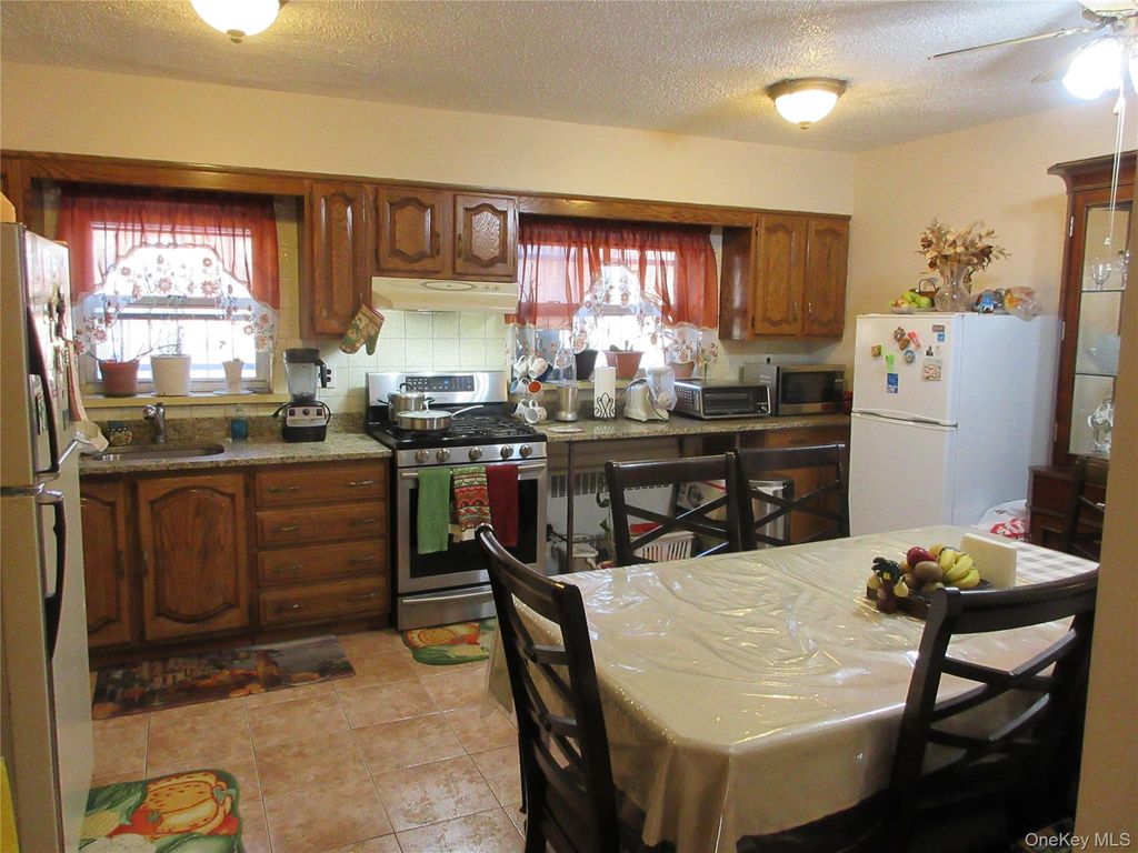 Photo of 3228 Tenbroeck Avenue, Bronx, NY 10469 (MLS # 944486)