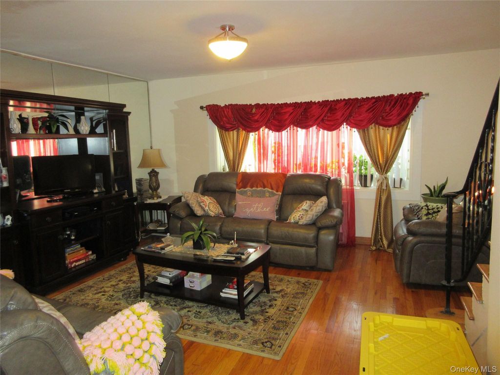 Photo of 3228 Tenbroeck Avenue, Bronx, NY 10469 (MLS # 944486)