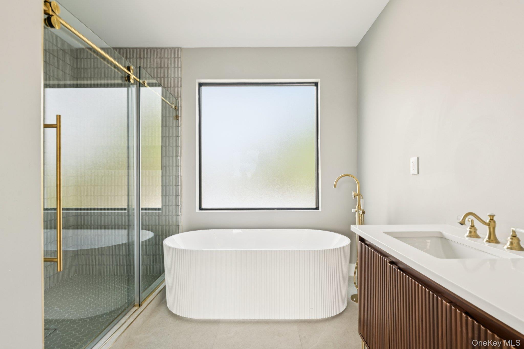 Atlantic Beach, New York 11509, United States, 5 Bedrooms Bedrooms, ,6 BathroomsBathrooms,Residential,Active,213780