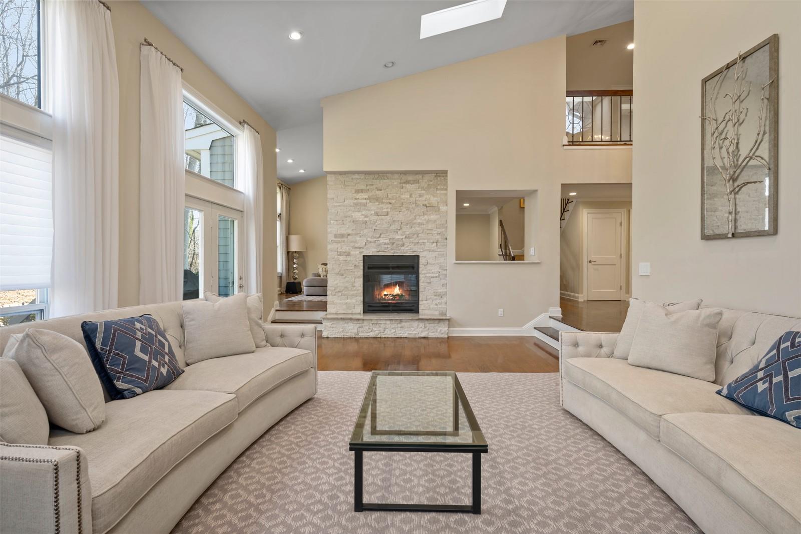 17 Tiffany Circle, Manhasset, New York image 1
