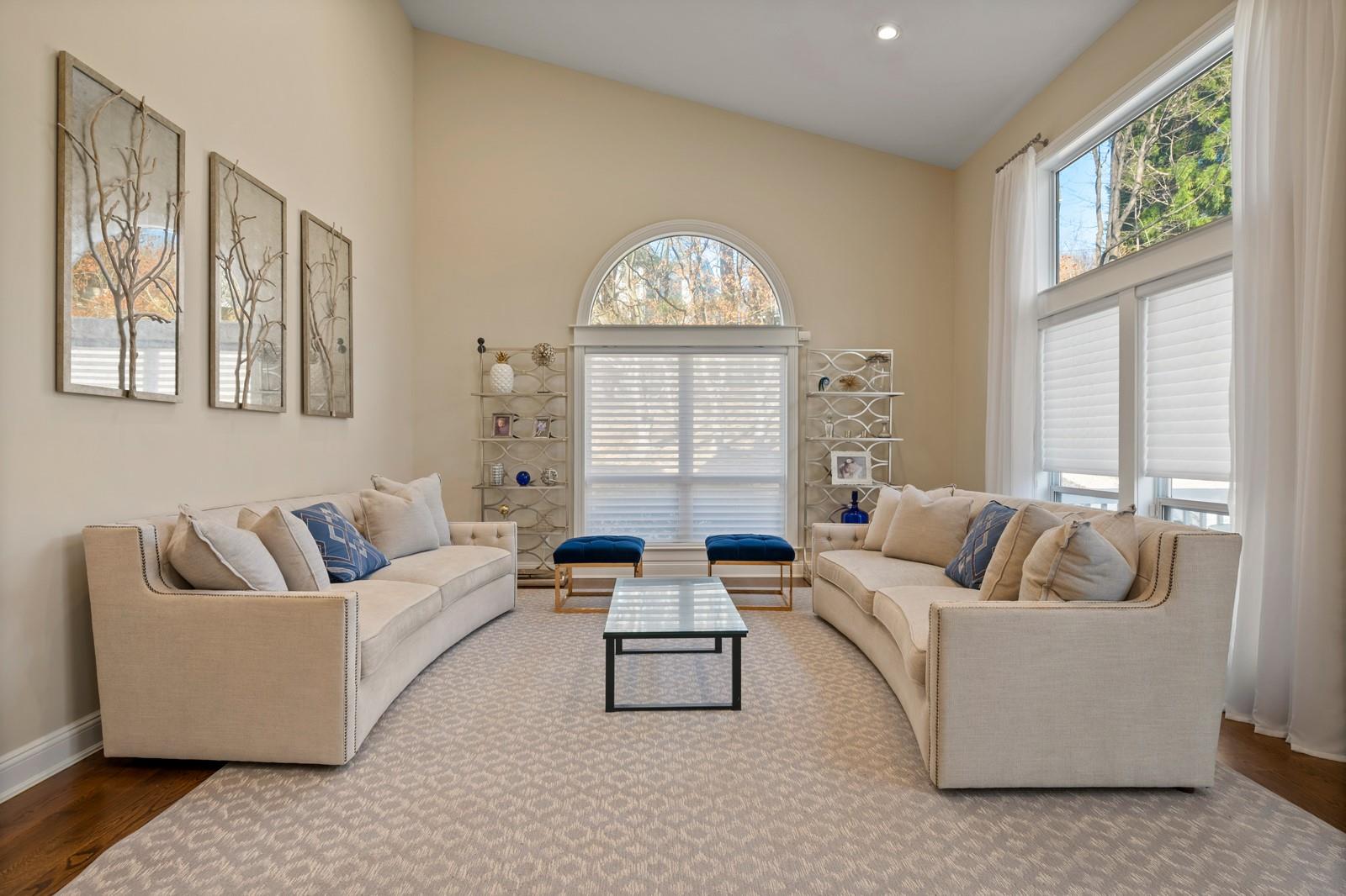 17 Tiffany Circle, Manhasset, New York image 2