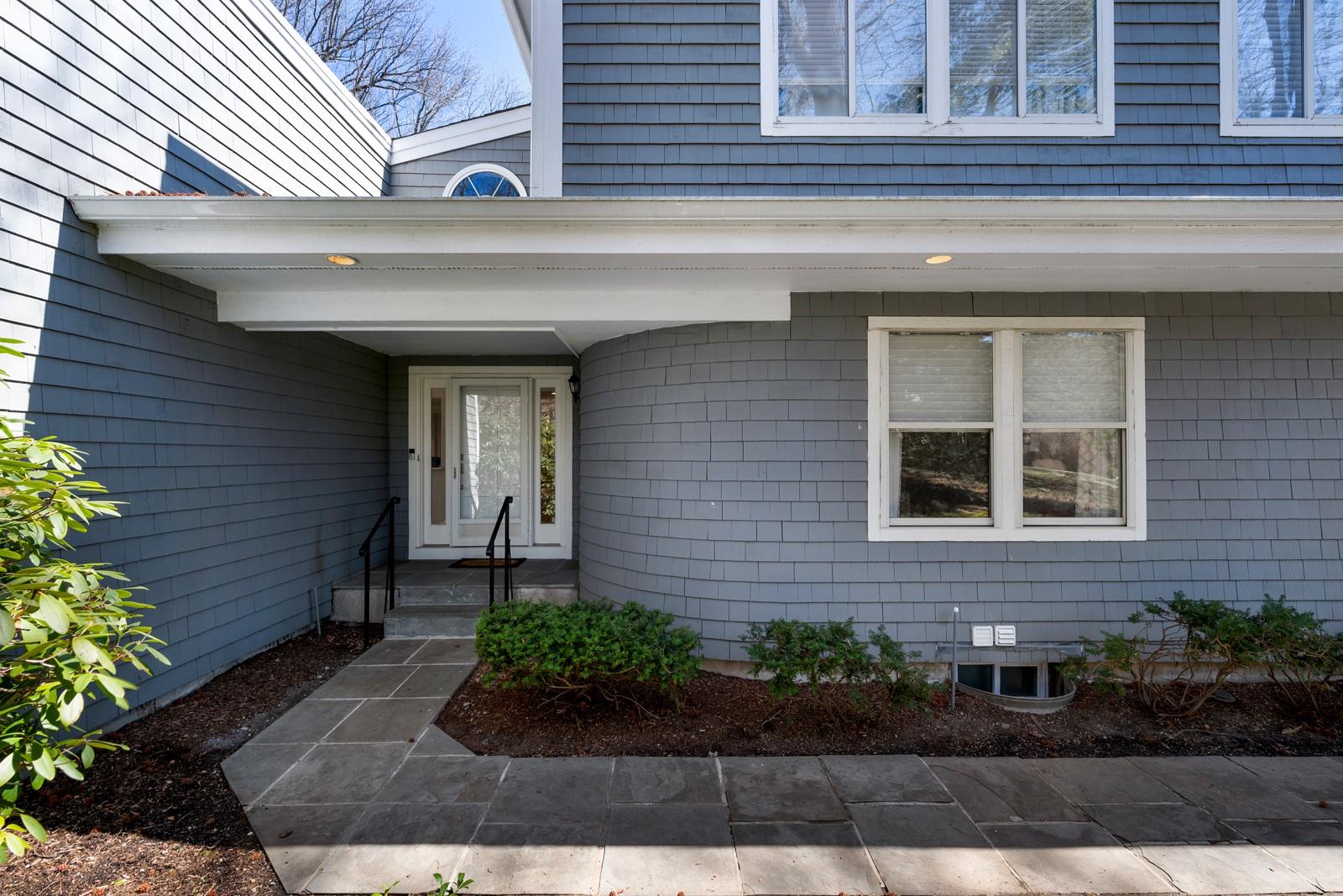 17 Tiffany Circle, Manhasset, New York image 25