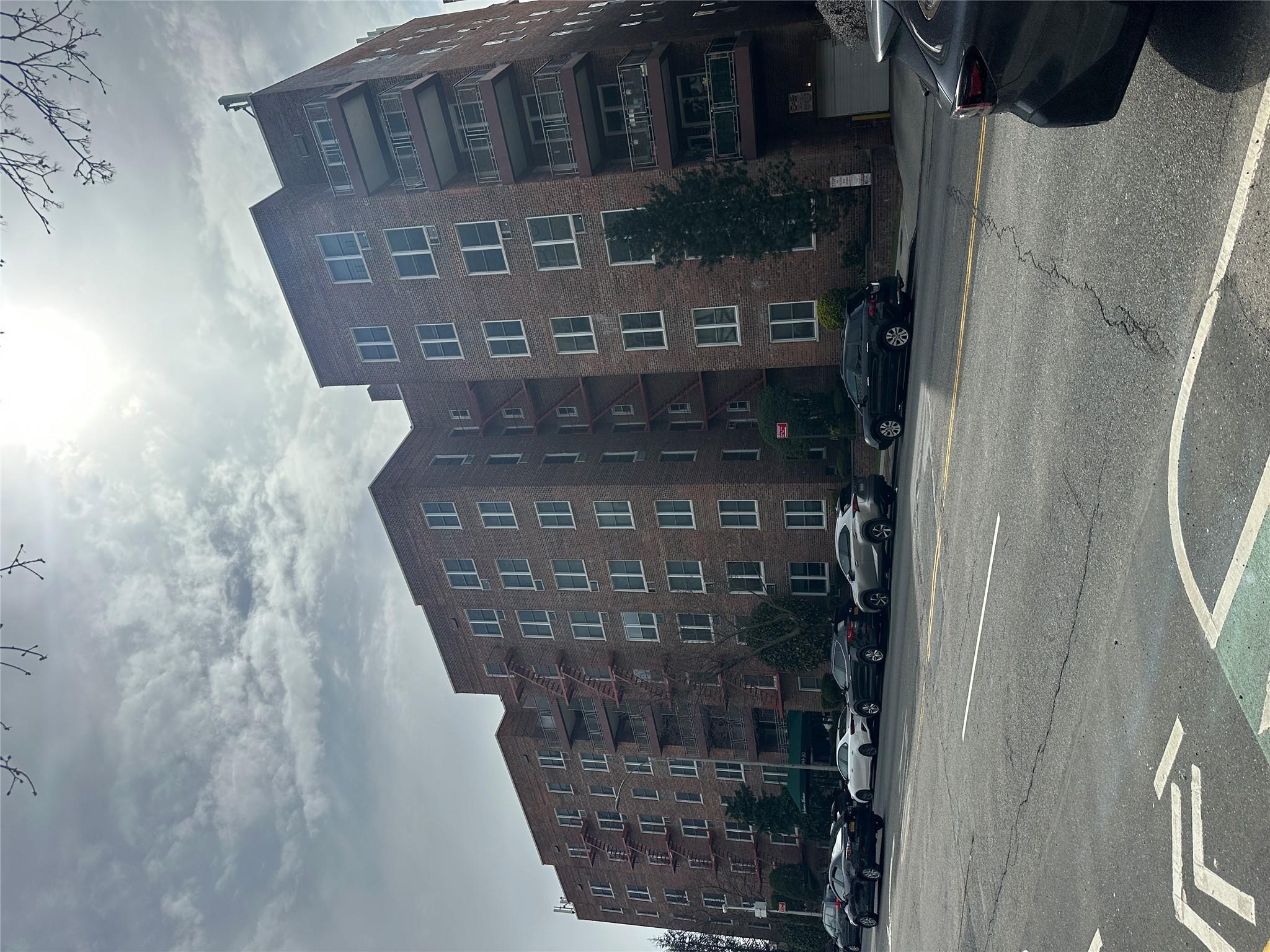 241-20 Northern Boulevard #1M, Douglaston, New York image 1