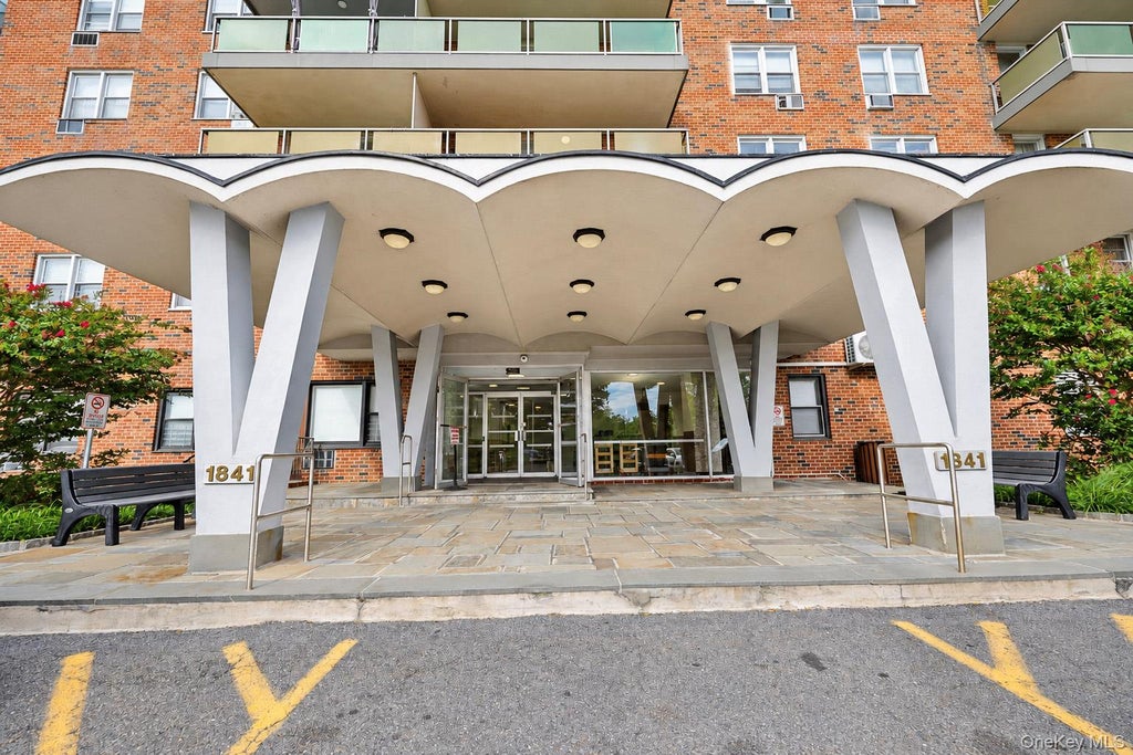 Photo of 1841 Central Park Avenue #6N, Yonkers, NY 10710 (MLS # 1055498)