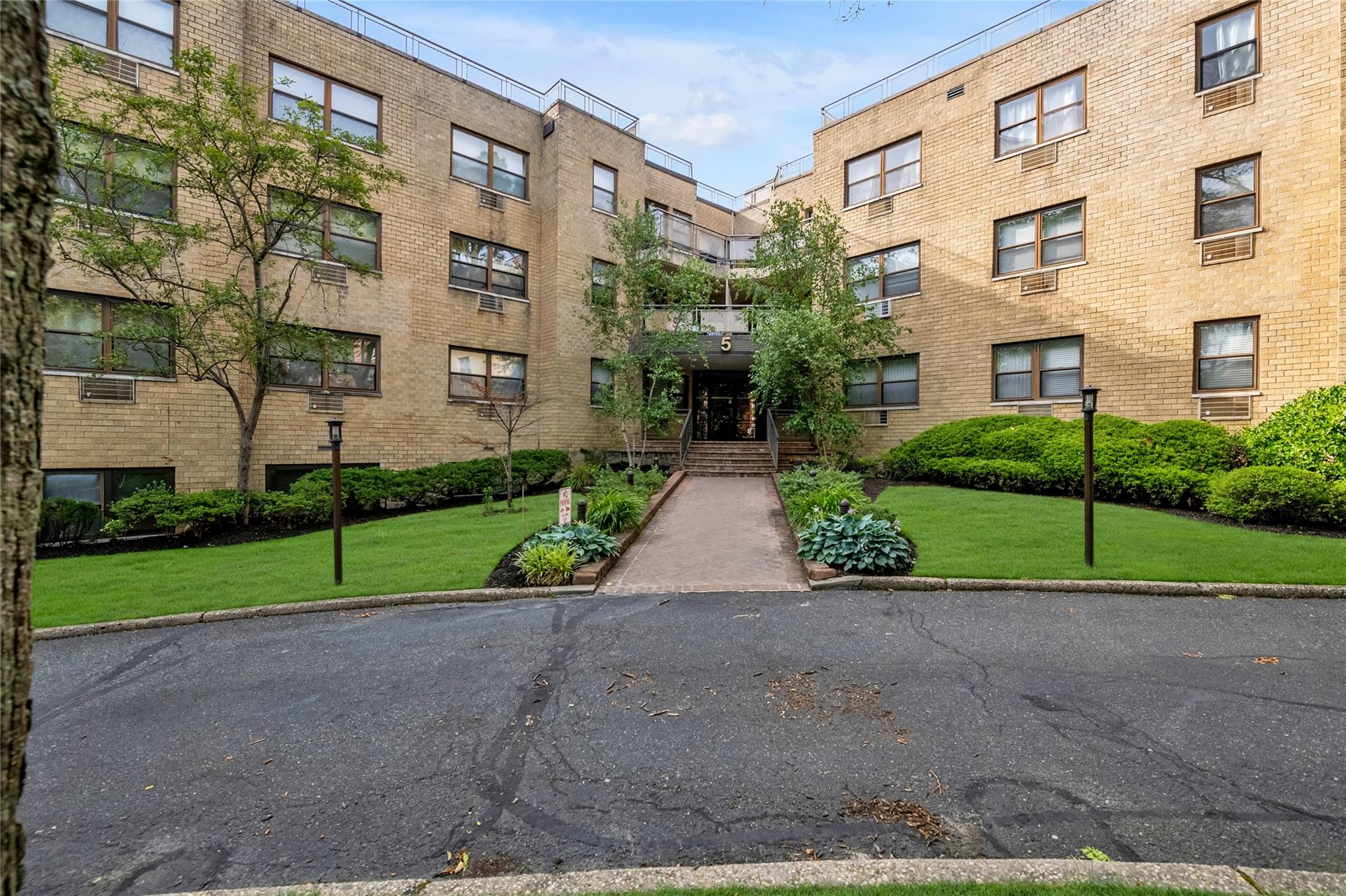 5 Schenck Avenue #2F, Great Neck, New York image 1
