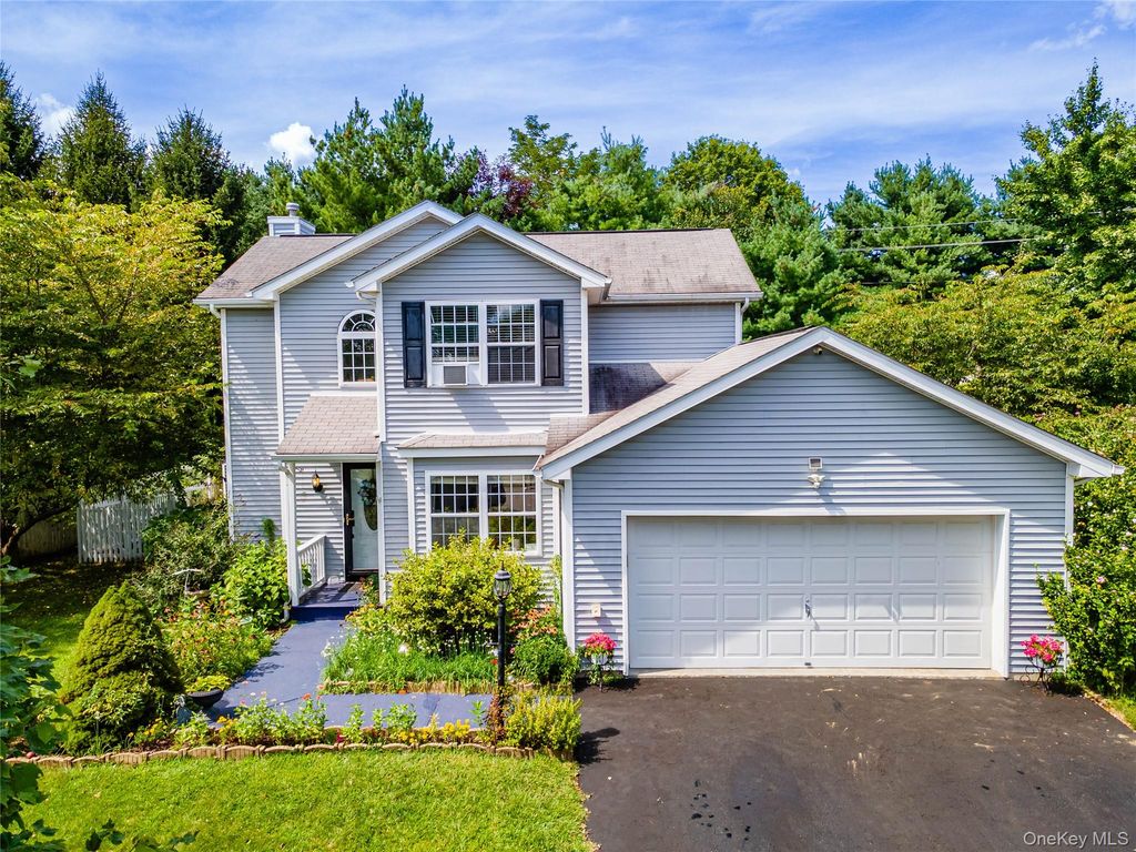 Photo of 7 Pearlbush Ln Ln, Poughkeepsie, NY 12603 (MLS # 1004476)