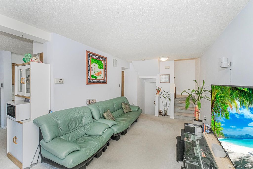 Photo of 212 ilyssa way Way, Staten Island, NY 10312 (MLS # 963388)