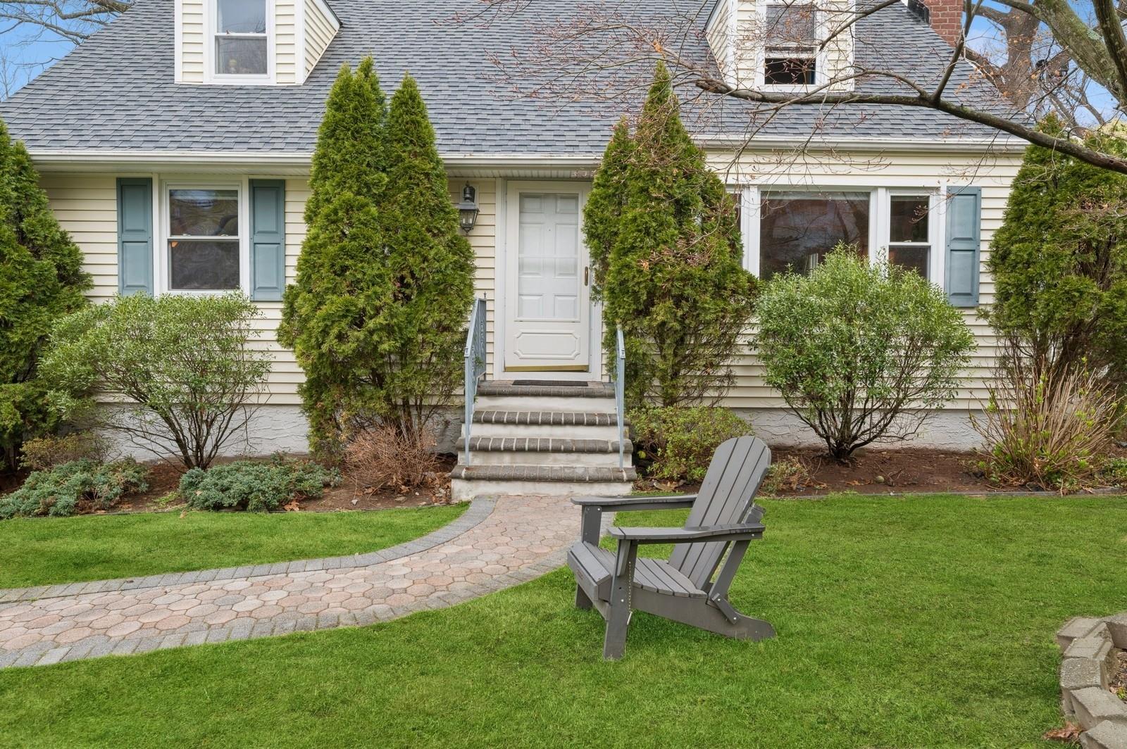 Dobbs Ferry Road, White Plains, New York - 4 Bedrooms  
2 Bathrooms  
7 Rooms - 