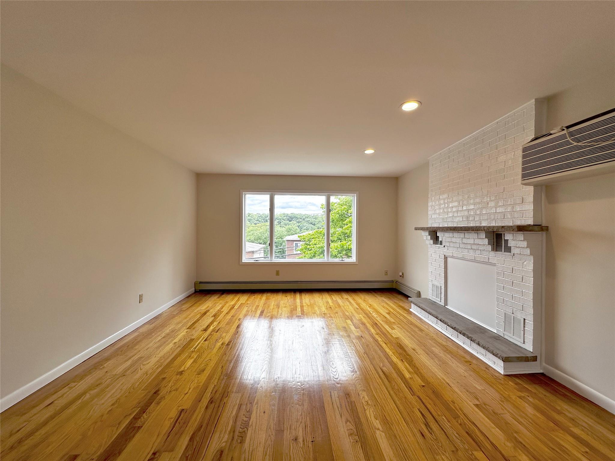 Bennett Avenue L1, Yonkers, New York - 3 Bedrooms  
2 Bathrooms  
6 Rooms - 