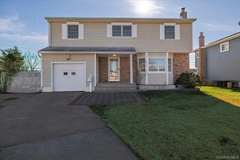 Apartment For Sale - 8 Patricia Court<br/> Bethpage, NY 11714