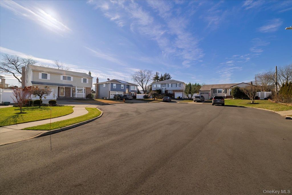 Photo of 8 Patricia Court, Bethpage, NY 11714 (MLS # 951686)