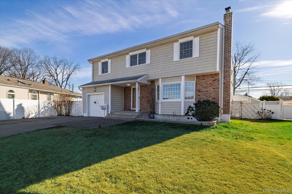 Photo of 8 Patricia Court, Bethpage, NY 11714 (MLS # 951686)