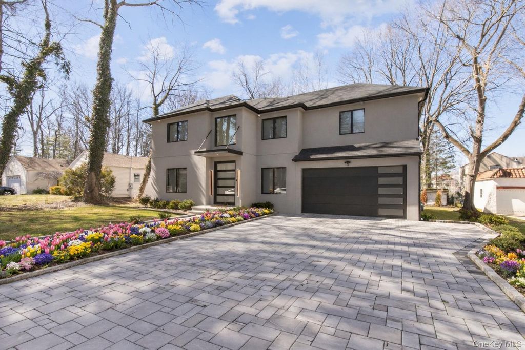 Photo of 1 Bentley Road, Great Neck, NY 11023 (MLS # 968667)