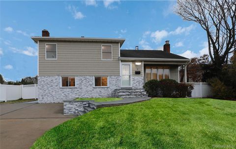 Photo of 2 Walnut Drive, Syosset, NY 11791 (MLS # 939436)