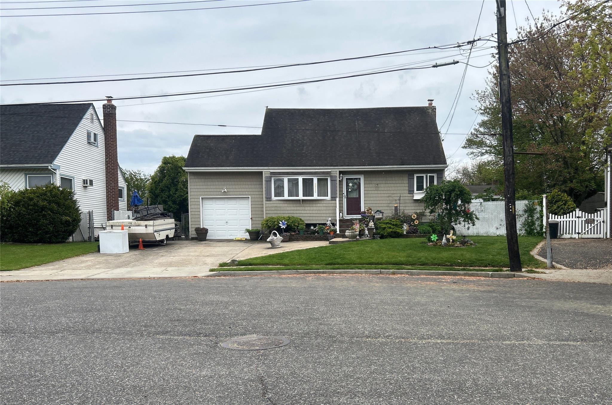 34 Karen Street, West Babylon, New York image 1