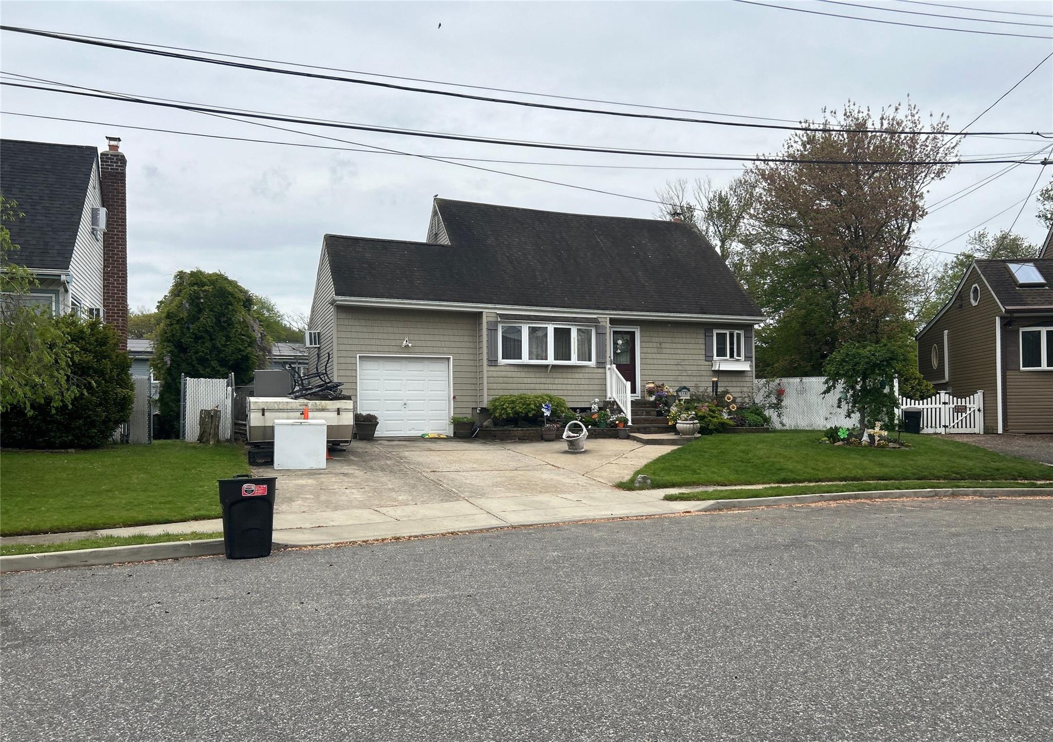 34 Karen Street, West Babylon, New York image 2