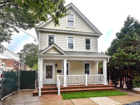 Photo of 4 S 8th Street, New Hyde Park, NY 11040 (MLS # 986937)