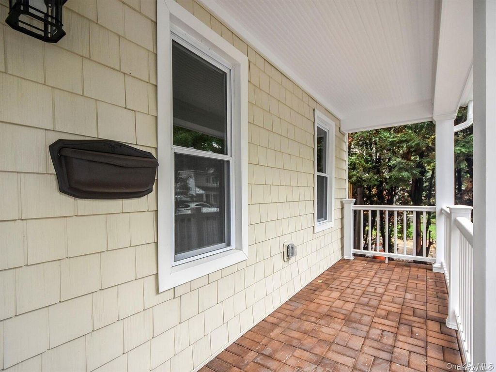 Photo of 4 S 8th Street St, New Hyde Park, NY 11040 (MLS # 986937)