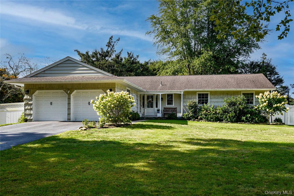 Photo of 9 Columbus Drive, Huntington Station, NY 11746 (MLS # 984156)