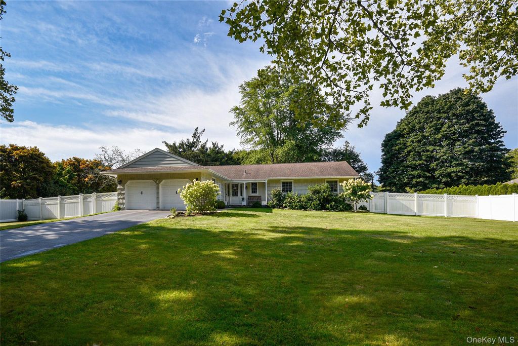 Photo of 9 Columbus Drive, Huntington Station, NY 11746 (MLS # 984156)