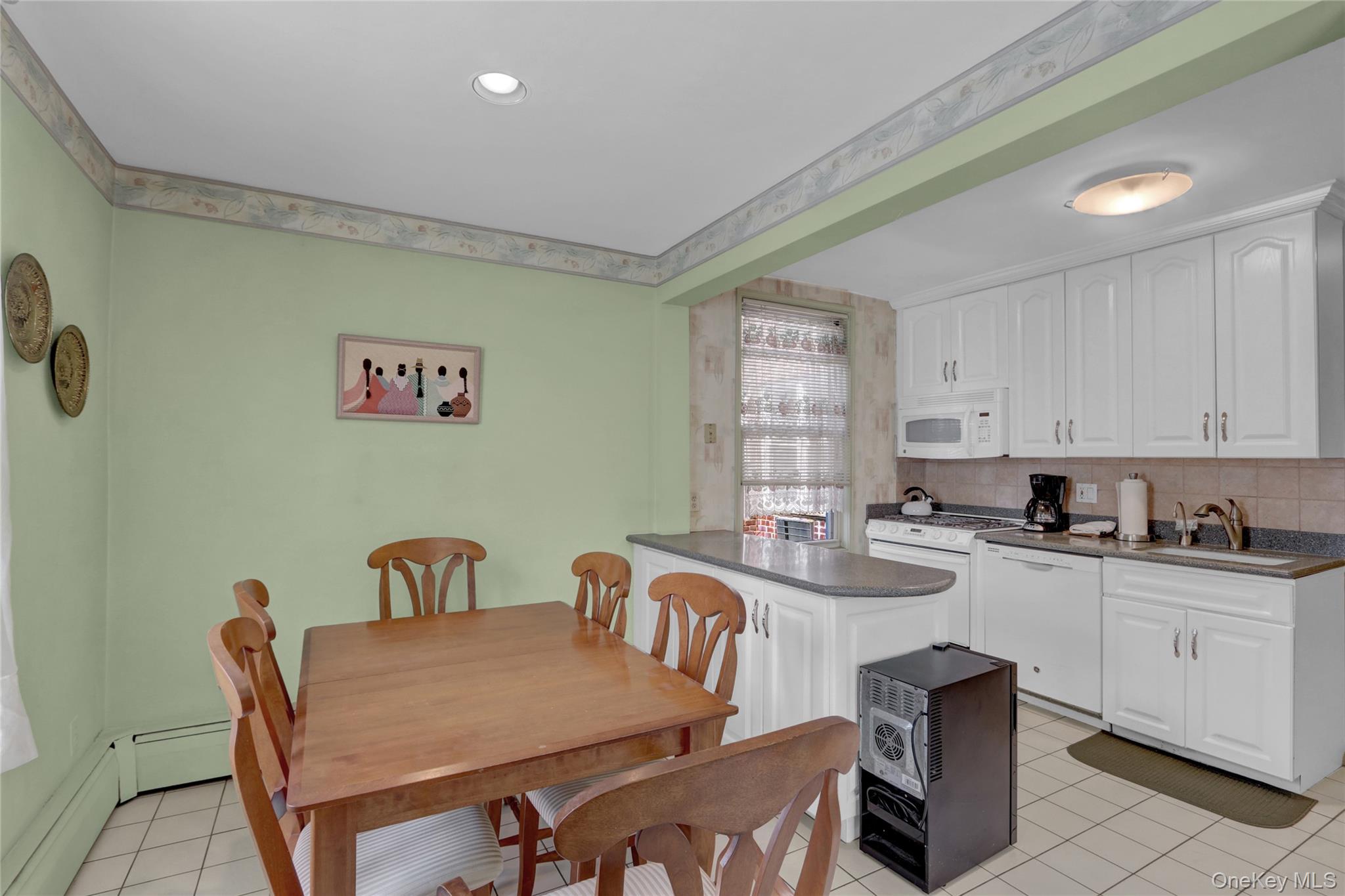 Rockville Centre, New York 11570, United States, 3 Bedrooms Bedrooms, ,2 BathroomsBathrooms,Residential,Active,142598