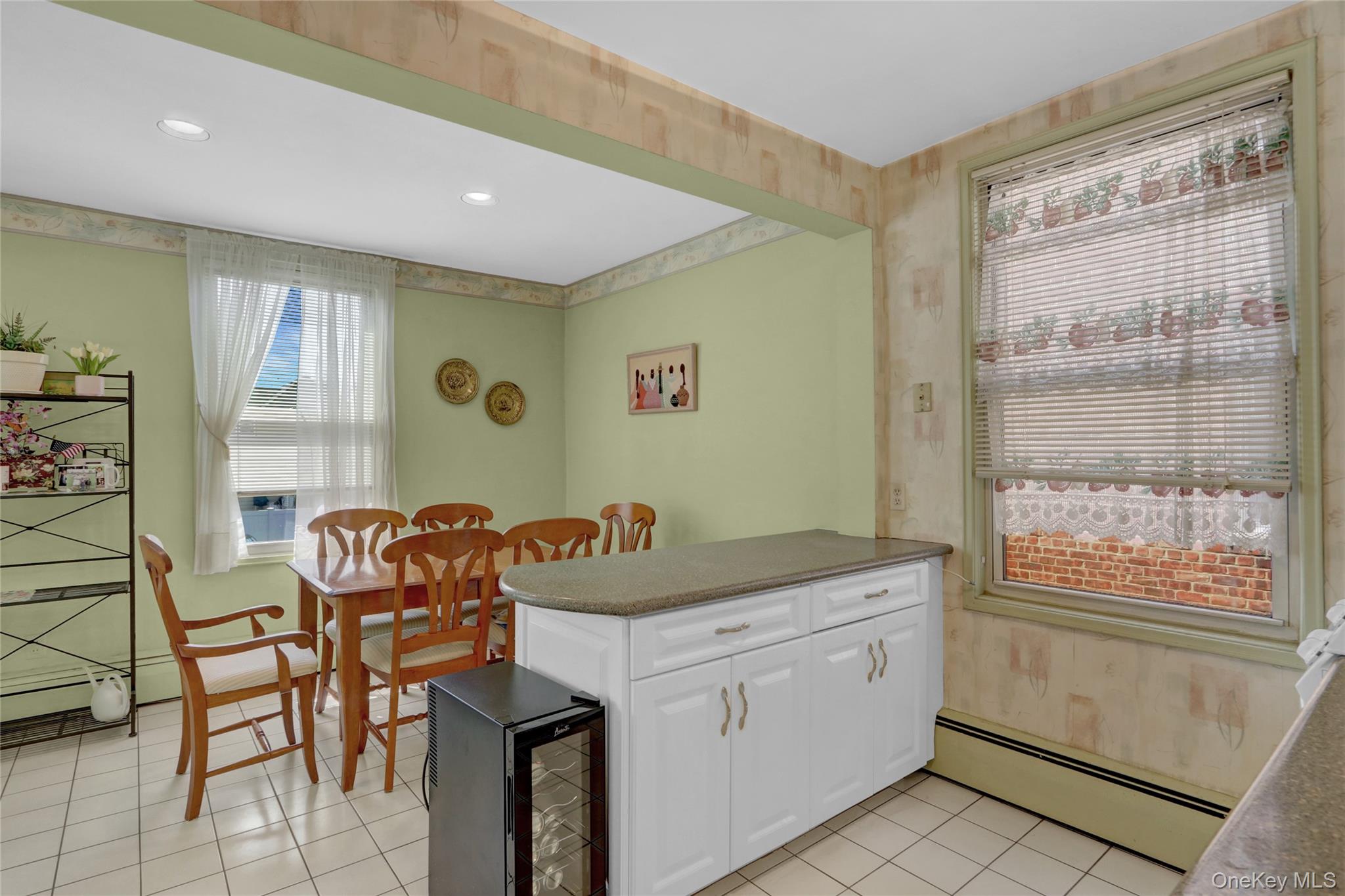 Rockville Centre, New York 11570, United States, 3 Bedrooms Bedrooms, ,2 BathroomsBathrooms,Residential,Active,142598