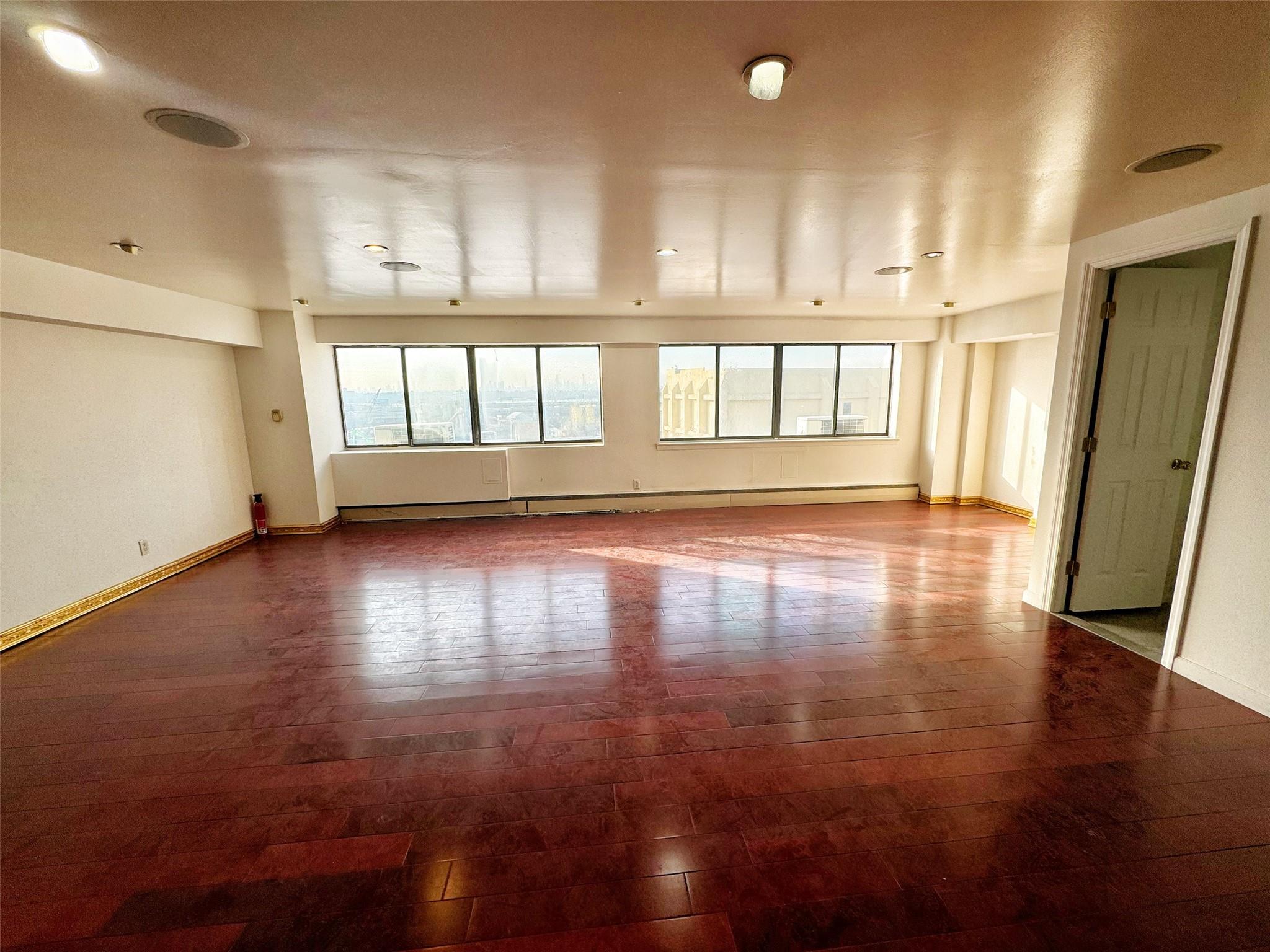 33-70 Prince Street 806