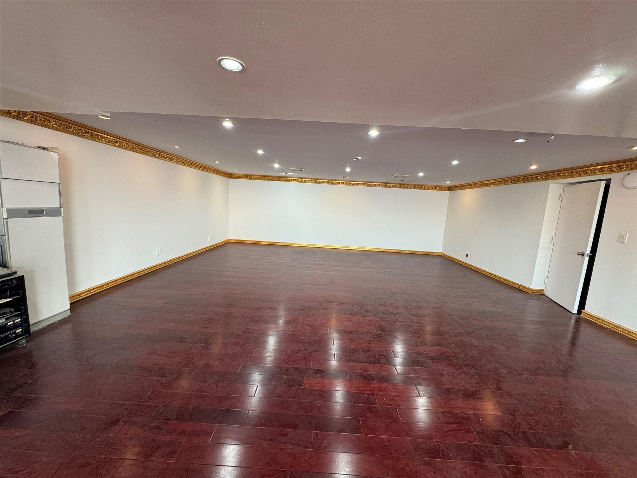 33-70 Prince Street 806