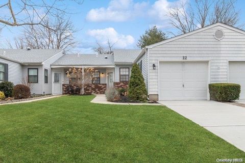 Photo of 22 Knolls Drive, Stony Brook, NY 11790 (MLS # 931292)