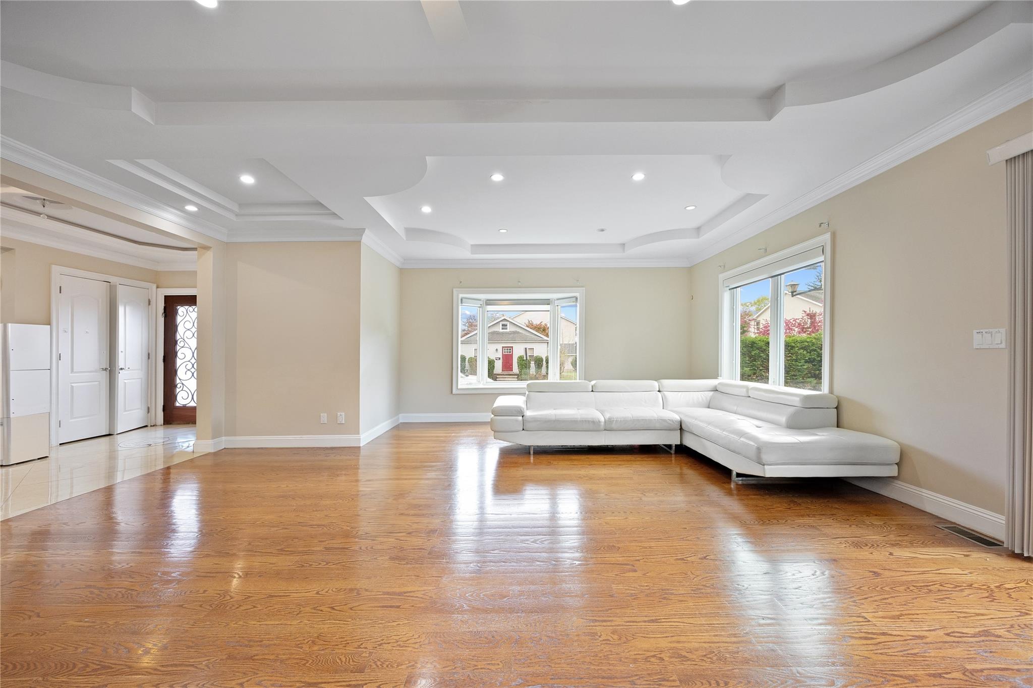 37 Maple Street, Roslyn Heights, New York image 8