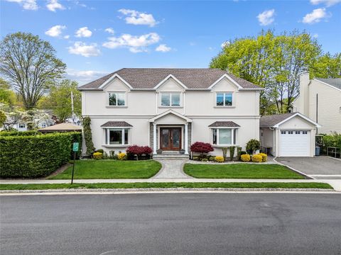 37 Maple Street Roslyn Heights NY 11577