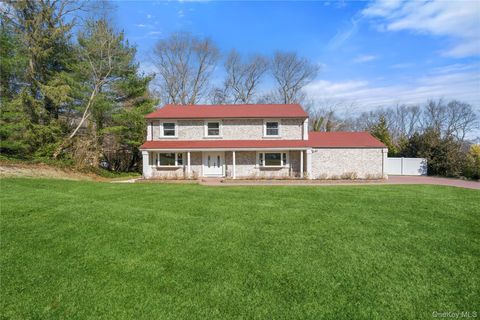 Homes For Sale - 10 Mont Avenue<br/> Dix Hills, NY 11746