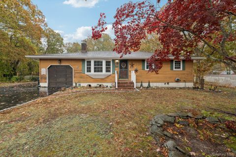 Photo of 186 Jamaica Avenue, Medford, NY 11763 (MLS # 930233)
