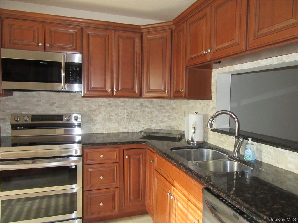 Photo of 10 Goldsmith Court, Washingtonville, NY 10992 (MLS # 959609)