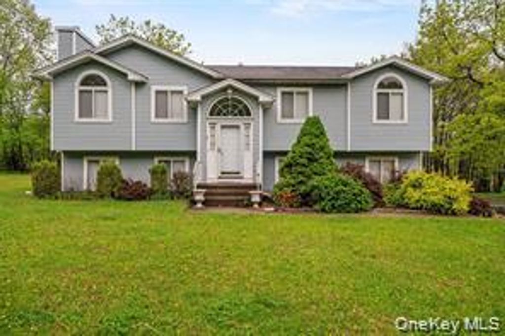 Photo of 4 Sequoia Trail, Highland Mills, NY 10930 (MLS # 934231)