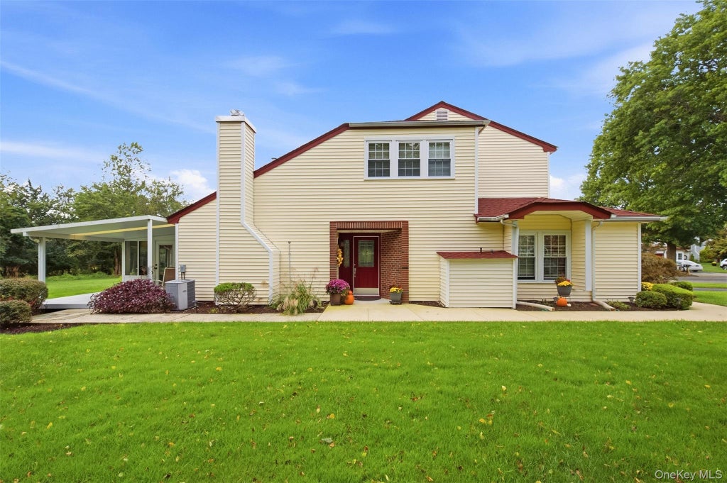 Photo of 13 Hancock Court, Coram, NY 11727 (MLS # 1049761)