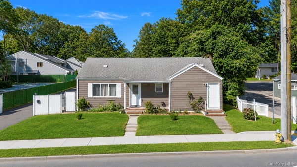 666 ROSEVALE AVE, RONKONKOMA, NY 11779 - Image cee3a73b0d4aa70fe34537a8a0d10e92/2110051671