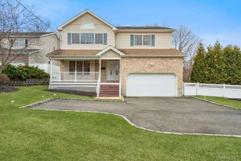 Homes For Sale - 1 Fairway Drive<br/> Plainview, NY 11804