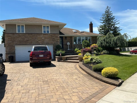 Homes For Sale - 909 Berkshire Drive<br/> Westbury, NY 11590