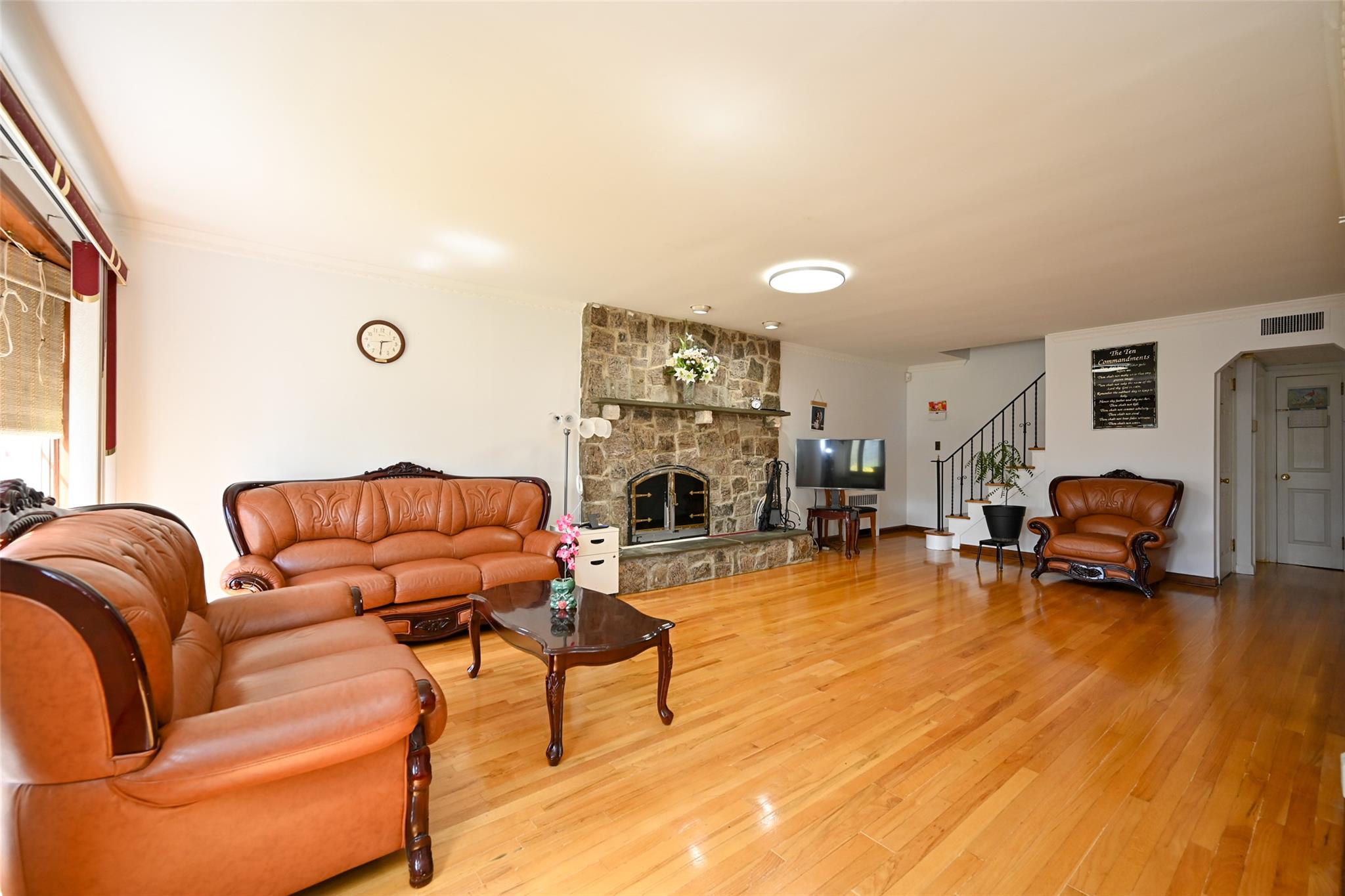 518 Terrace Boulevard, New Hyde Park, New York image 2