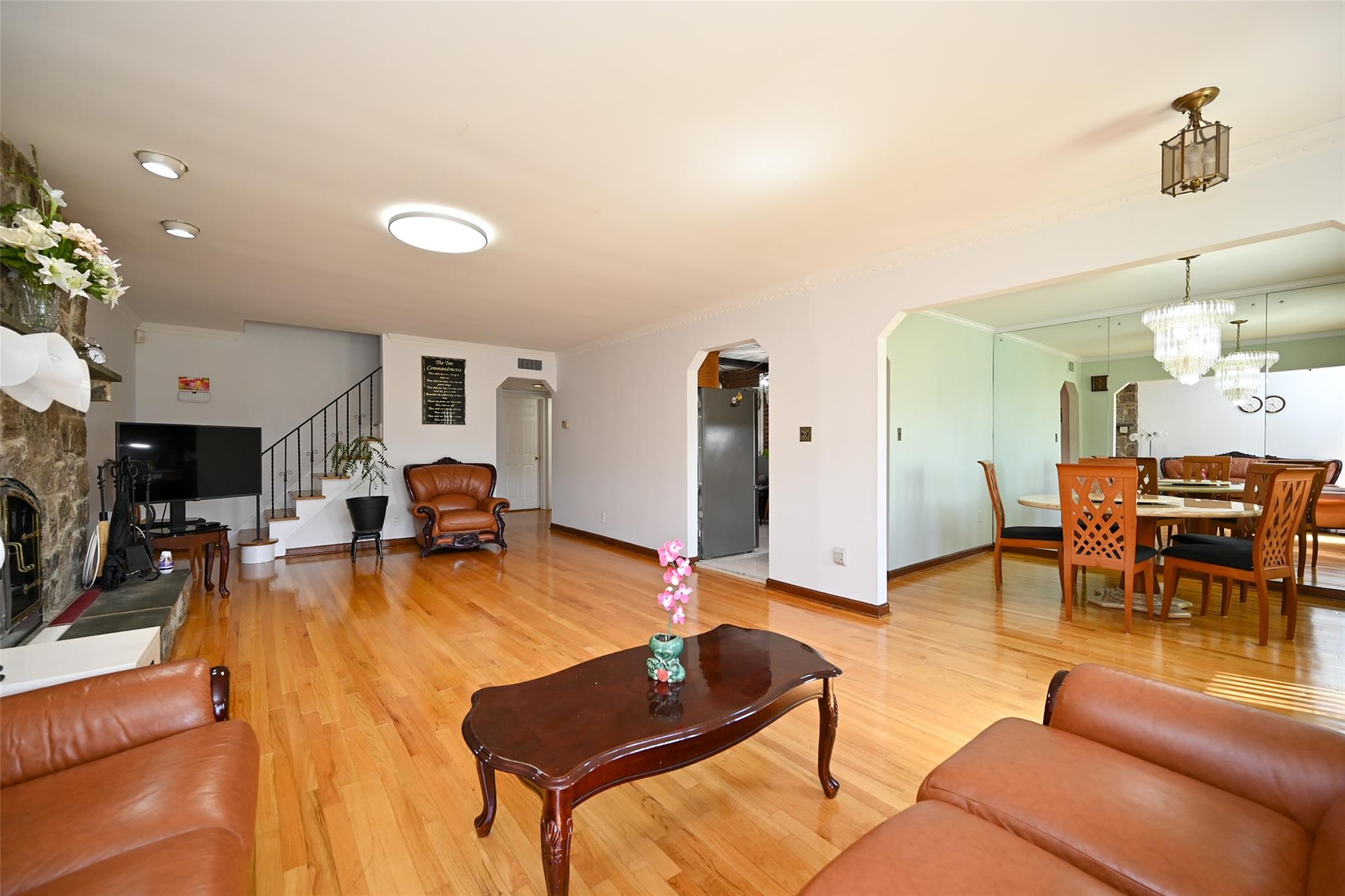 518 Terrace Boulevard, New Hyde Park, New York image 4
