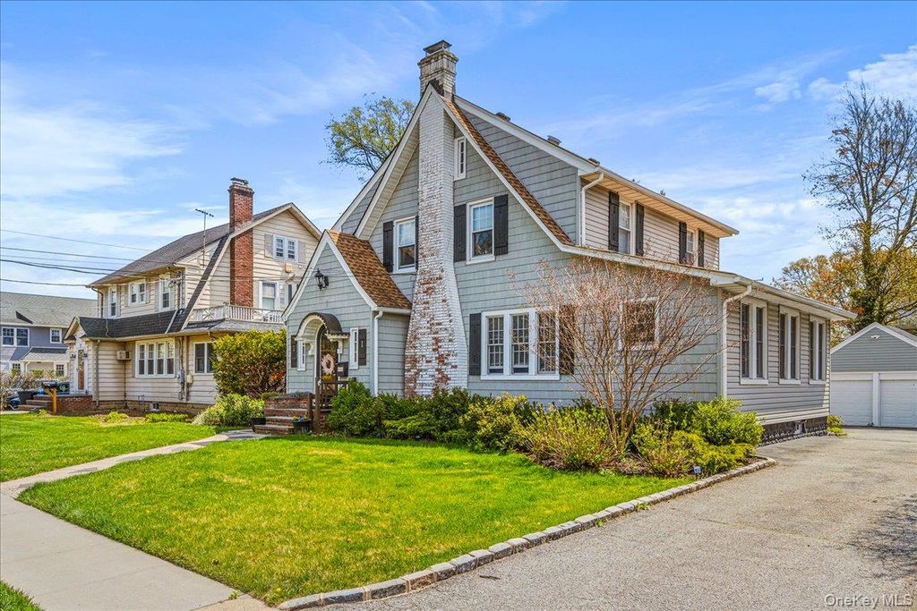 Photo of 46 Aldred Avenue, Rockville Centre, NY 11570 (MLS # 988468)