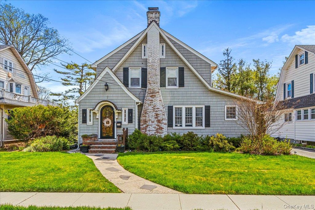 Photo of 46 Aldred Avenue, Rockville Centre, NY 11570 (MLS # 988468)