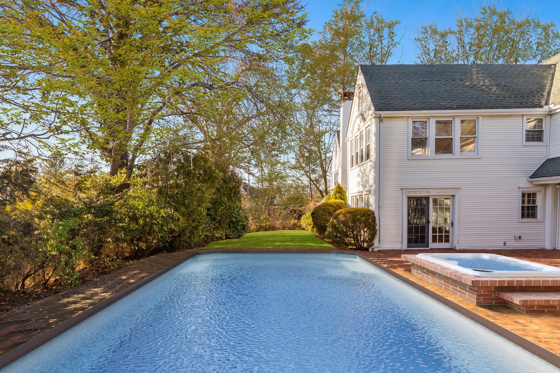 20 Ridge Drive W