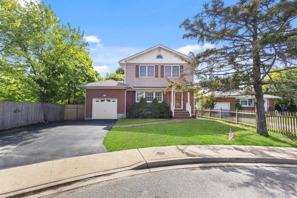 13 Irving Court, Hicksville, New York image 2
