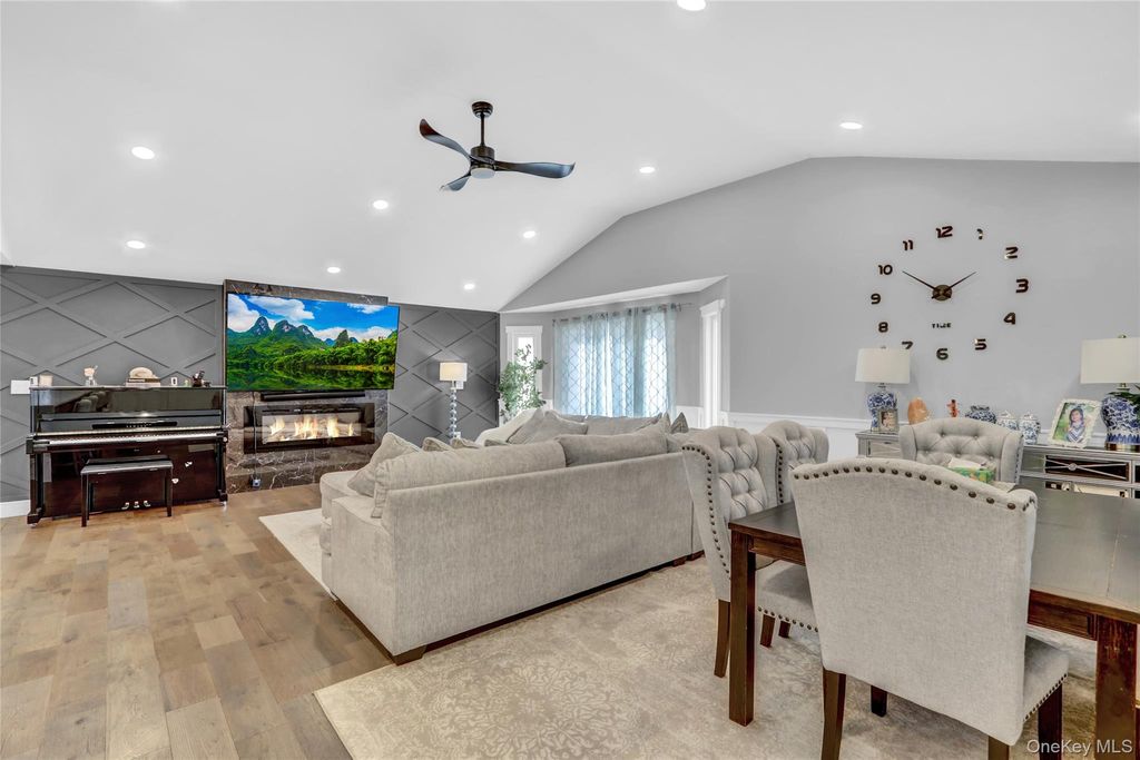 Photo of 14 Chatham Place, Dix Hills, NY 11746 (MLS # 980678)