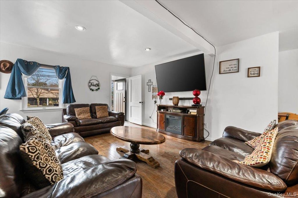 Photo of 824 Lincoln Avenue, Bohemia, NY 11716 (MLS # 979177)