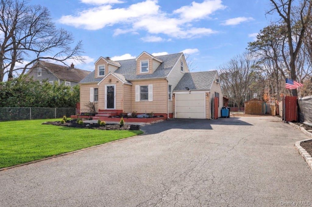 Photo of 824 Lincoln Avenue, Bohemia, NY 11716 (MLS # 979177)