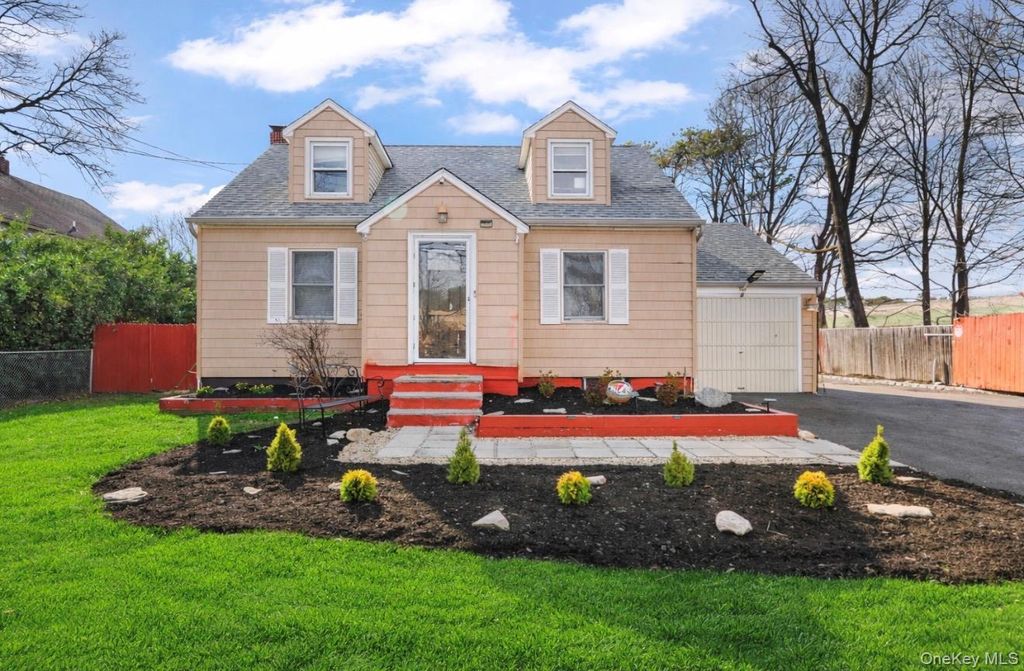 Photo of 824 Lincoln Avenue, Bohemia, NY 11716 (MLS # 979177)