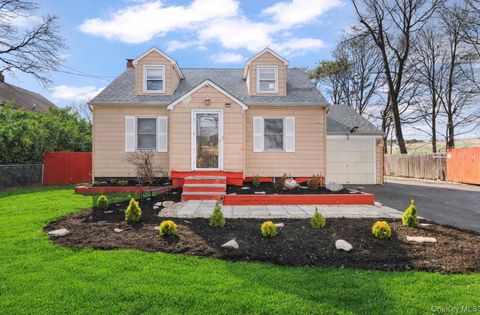 Homes For Sale - 824 Lincoln Avenue<br/> Bohemia, NY 11716